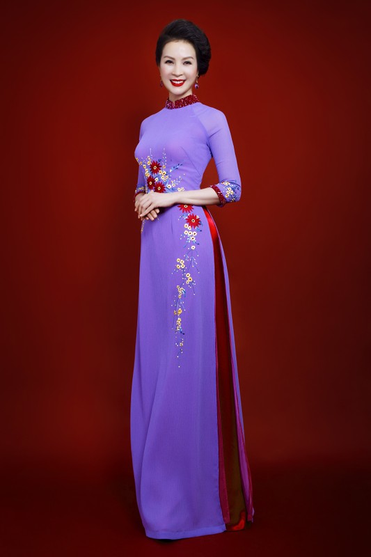 MC Thanh Mai tre trung voi ta ao dai mung ngay 8/3